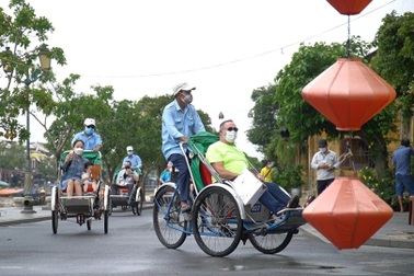 Đoàn khách nước ngoài đầu tiên tham quan Hội An sau 2 năm "đóng băng"