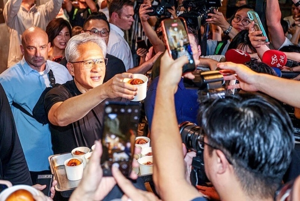 Bức ảnh bữa cơm gia đình của tỷ phú Jensen Huang khiến nhiều người suy ngẫm - 4 Bức ảnh bữa cơm gia đình của tỷ phú Jensen Huang khiến nhiều người suy ngẫm - 4