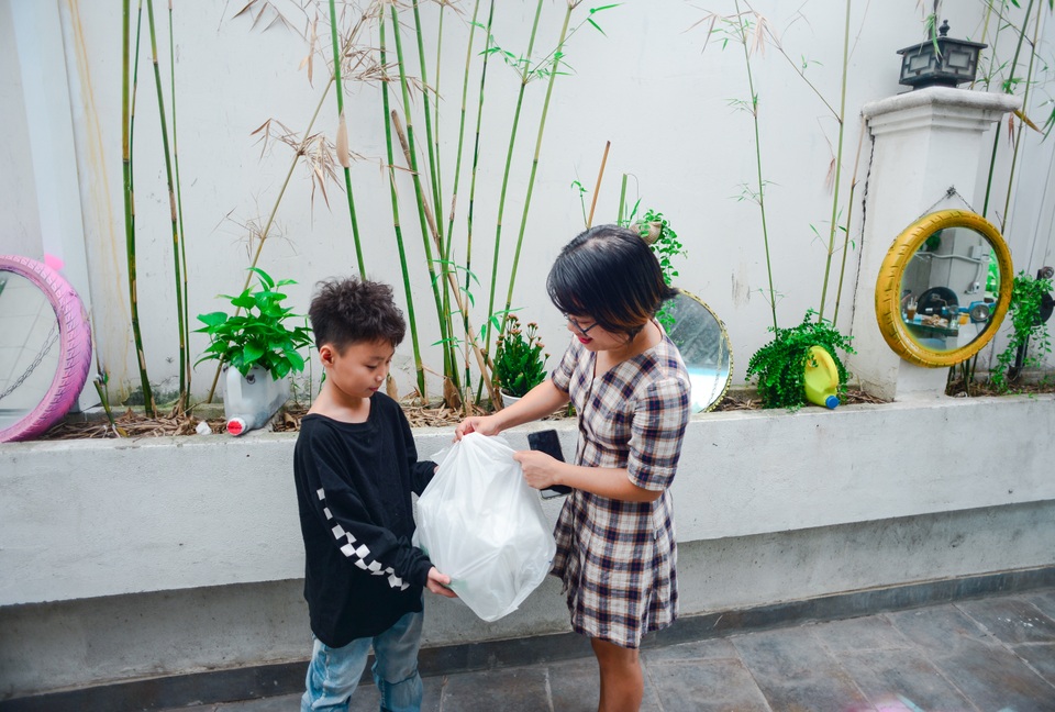 Cà phê biến rác thành đồ trang trí.jpg