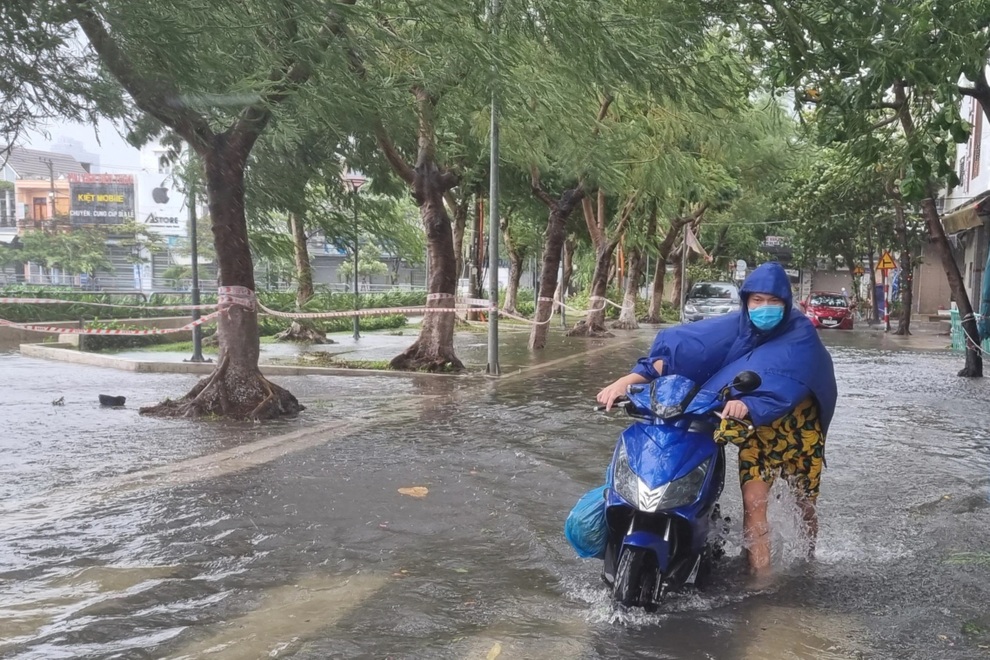 Mưa xối xả, nhiều tuyến đường ở Đà Nẵng ngập nặng - 4 Mưa xối xả, nhiều tuyến đường ở Đà Nẵng ngập nặng - 4