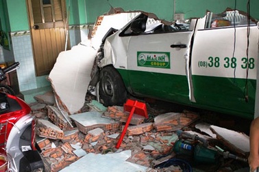 Taxi ủi bay hai người đang ngủ