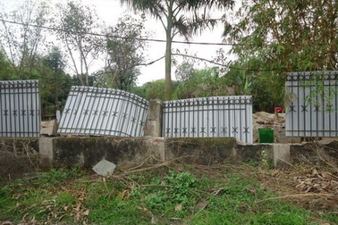 Hà Nội: Cưỡng chế “nhầm” từ phá sân sang phá “hàng rào” của dân