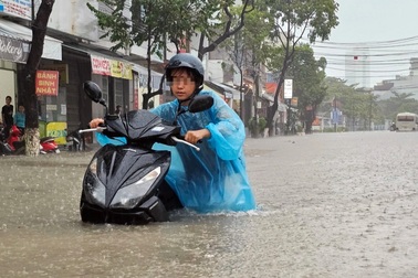 Mưa lớn gây ngập ở Bắc Nha Trang, trường học thông báo khẩn