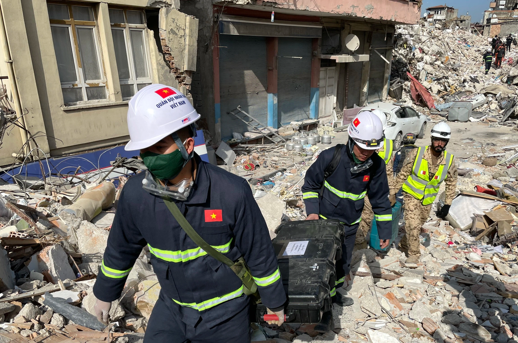 Công binh Việt Nam điều chó nghiệp vụ vào sâu khu vực đổ nát tại Thổ Nhĩ Kỳ - 1 Công binh Việt Nam điều chó nghiệp vụ vào sâu khu vực đổ nát tại Thổ Nhĩ Kỳ - 1