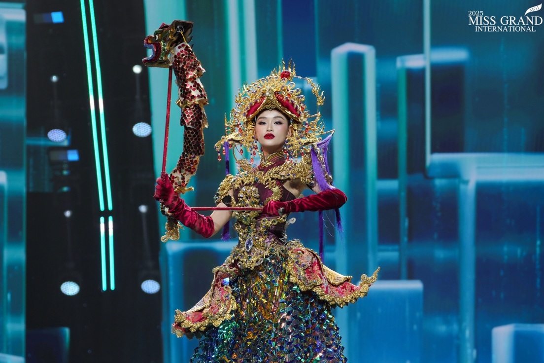 Hoa hậu Yến Nhi mặc trang phục 30kg, khán giả quốc tế vỗ tay tán thưởng