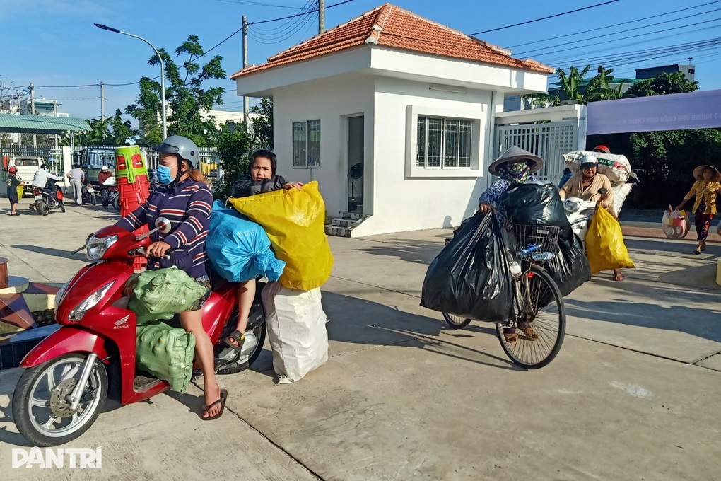 Người dân háo hức đổi 2kg rác thải nhựa lấy 5kg gạo - 1 Người dân háo hức đổi 2kg rác thải nhựa lấy 5kg gạo - 1