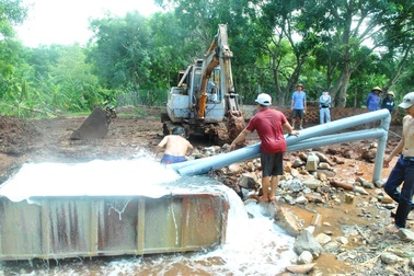 Đã khống chế được giếng “lạ” sau nhiều giờ “vật lộn”