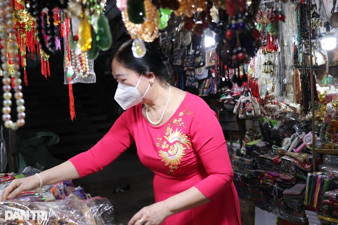 Tiểu thương chợ Đông Ba mặc áo dài bán hàng mừng ngày 8/3 - 2 Tiểu thương chợ Đông Ba mặc áo dài bán hàng mừng ngày 8/3 - 2