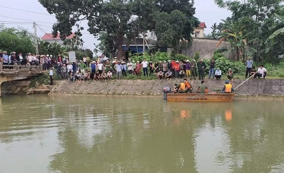 Giăng lưới tìm kiếm học sinh lớp 6 bị nước cuốn mất tích - 2 Giăng lưới tìm kiếm học sinh lớp 6 bị nước cuốn mất tích - 2