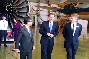 Thủ tướng Anh David Cameron tham quan máy bay A350 của Việt Nam