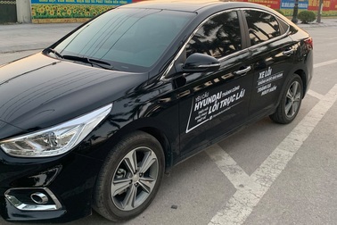 Hyundai Accent, i10 bị tố lỗi trục lái, khách dán chữ phản đối kín xe