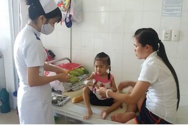 Mẹ kiệt quệ vì chạy chữa bệnh ung thư cho con gái 3 tuổi