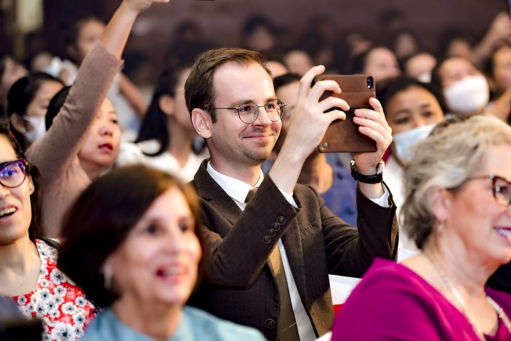 NSƯT Xuân Bắc, NTK Đỗ Trịnh Hoài Nam kể chuyện áo dài bằng kịch nói - 5