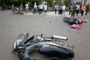 Liên tiếp gây tai nạn vì biểu diễn... buông tay lái