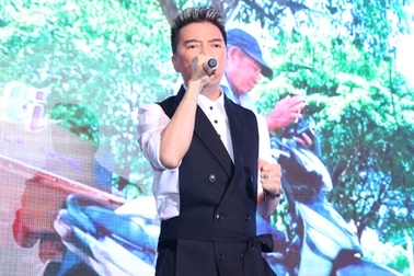 Đàm Vĩnh Hưng lấy nước mắt khán giả trong buổi họp fan trước tết