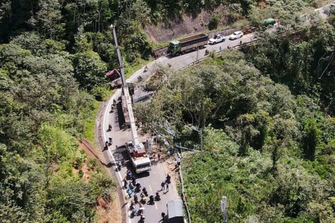Xe đầu kéo lật giữa đèo Măng Đen, hàng trăm phương tiện mắc kẹt nhiều giờ