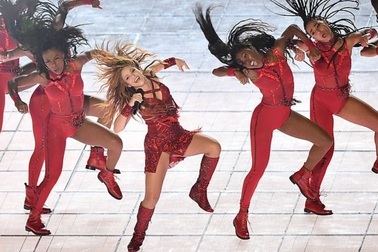 Shakira trình diễn bốc lửa