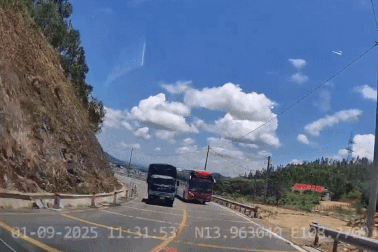 Cảnh sát giao thông vào cuộc vụ tài xế xe khách vượt ẩu trên đèo An Khê