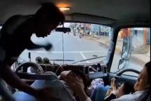 Nam tài xế bị đánh liên tiếp vào mặt trên cabin xe tải ở Bình Phước