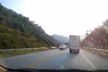 Né xe con vượt ẩu, xe tải suýt lật nghiêng trên đường cao tốc