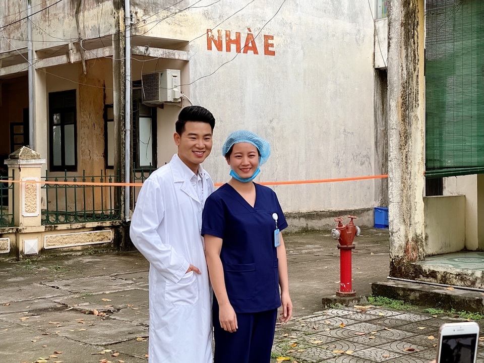Ca sĩ Việt Tú xúc động hát về người chiến sĩ blouse trắng - 2 Ca sĩ Việt Tú xúc động hát về người chiến sĩ blouse trắng - 2