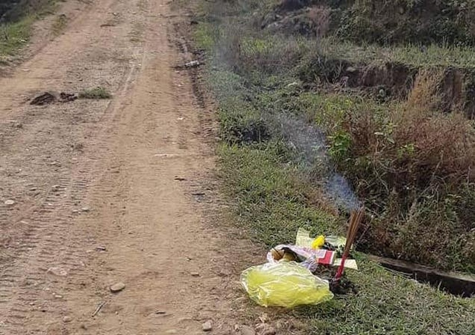 Phát hiện thi thể người đàn ông bị cuốn dưới mương nước - 1 Phát hiện thi thể người đàn ông bị cuốn dưới mương nước - 1