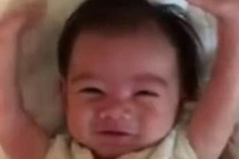 Đáng yêu bé 5 tháng tuổi có cách chào buổi sáng "như lãnh đạo"