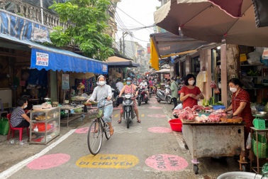 Chợ Tân Mai vẽ ô kẻ vạch phòng dịch Covid-19 cho "đẹp", ít người thực hiện