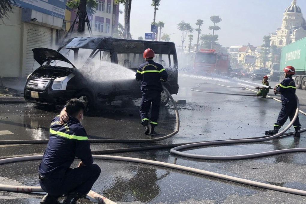 Xe đón khách từ sân bay Cát Bi ra ngoài bốc cháy ngùn ngụt - 2 Xe đón khách từ sân bay Cát Bi ra ngoài bốc cháy ngùn ngụt - 2