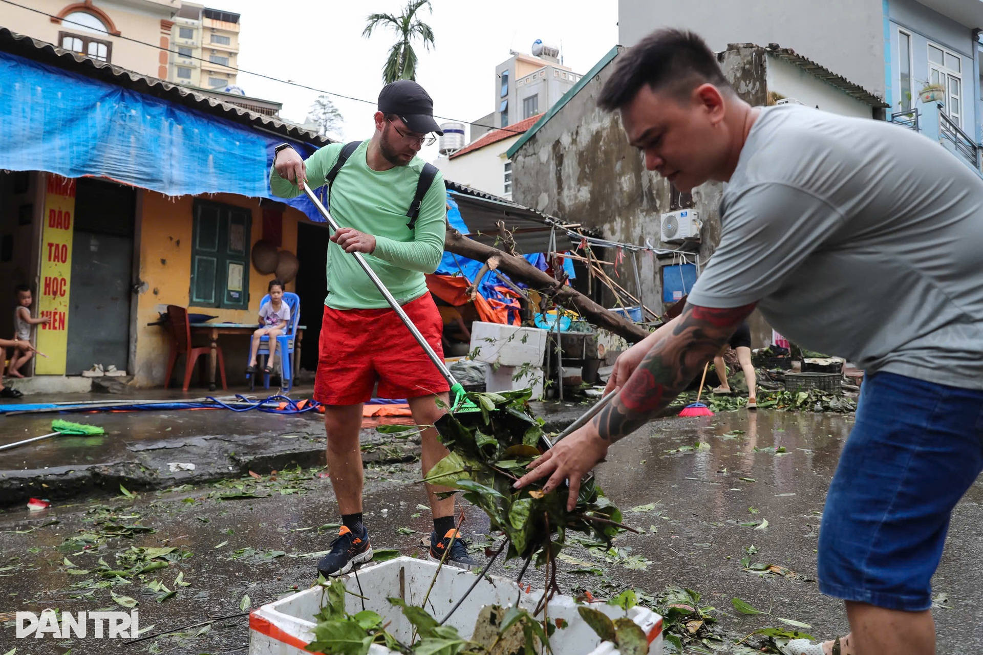 Người dân khắc phục thiệt hại sau bão ở Hạ Long - 12 Người dân khắc phục thiệt hại sau bão ở Hạ Long - 12