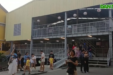 Du khách thích thú xem cuộc đại trùng tu di tích Chùa Cầu Hội An