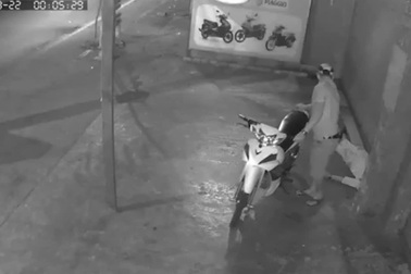 Nằm ngủ trước cửa nhà, nam thanh niên bị trộm xe máy lẫn điện thoại