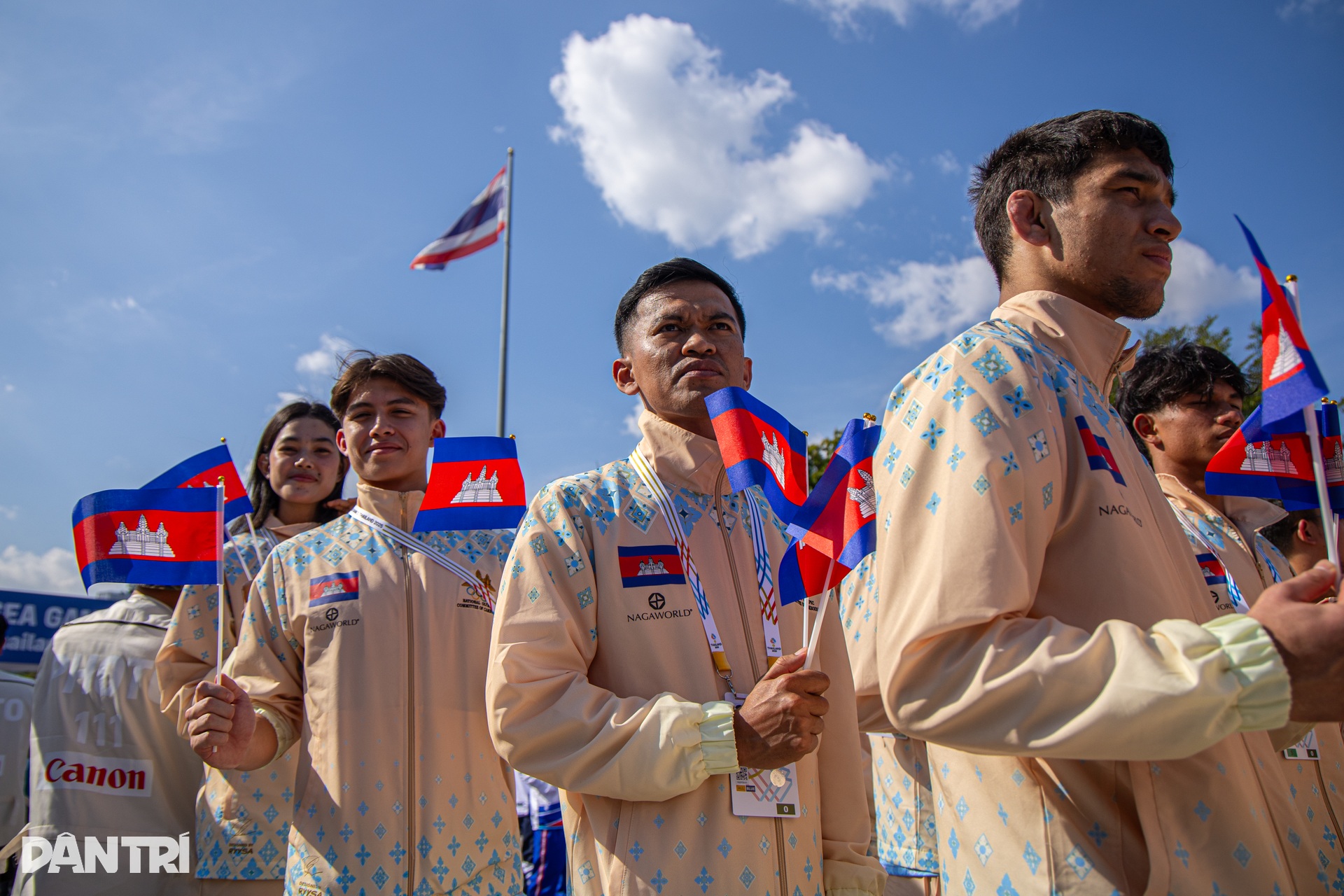 Quốc kỳ Việt Nam tung bay trong lễ thượng cờ tại SEA Games 33 - 8