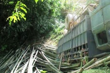 Ô tô lao xuống vực, 3 người chết, 4 người bị thương