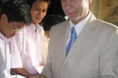 Hơn 400 học sinh xuất sắc nhận học bổng Odon Vallet