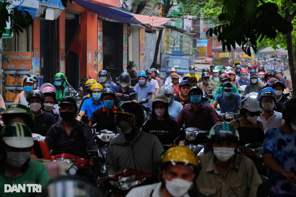 Những điểm đen ùn tắc 10 năm chưa thể xóa sổ ở Hà Nội - 2 Những điểm đen ùn tắc 10 năm chưa thể xóa sổ ở Hà Nội - 2