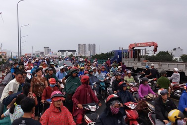 Ùn tắc kéo dài nhiều giờ sau tai nạn chết người