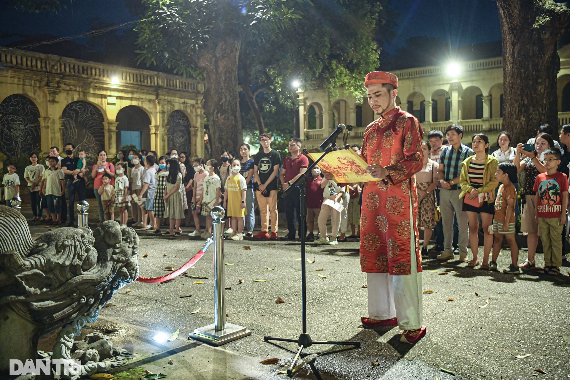 Chong đèn khám phá cấm cung nghìn năm tuổi ngay giữa Hà Nội lúc nửa đêm - 11 Chong đèn khám phá cấm cung nghìn năm tuổi ngay giữa Hà Nội lúc nửa đêm - 11