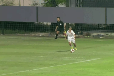 Cầu thủ U20 nữ Việt Nam gây sốt khi sút phạt đẹp như Messi