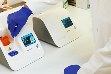 Mỹ cấp phép lưu hành xét nghiệm chẩn đoán virus corona trong vòng 5 phút