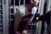 Phạm nhân xui xẻo mắc kẹt ở song sắt đúng lúc đang... vượt ngục