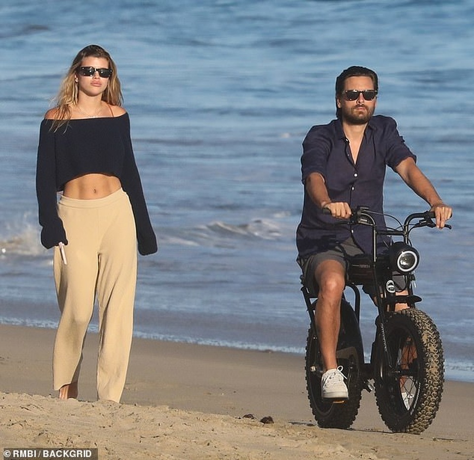 Kylie Jenner và dàn người đẹp cùng khoe eo thon - 5 Kylie Jenner và dàn người đẹp cùng khoe eo thon - 5