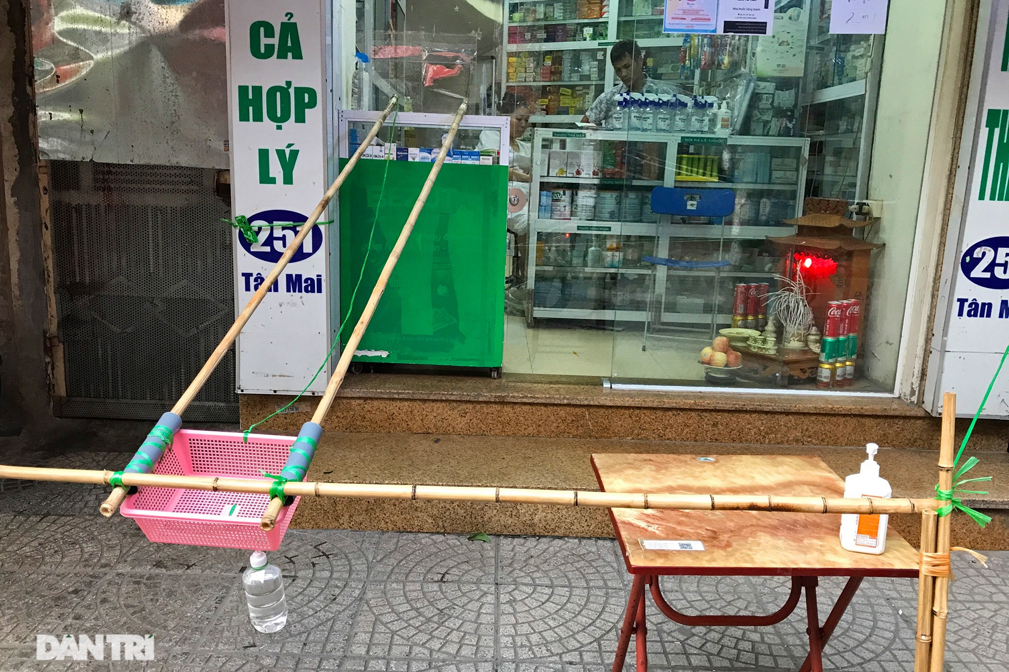 Những kiểu mua bán lạ mắt trong thời gian giãn cách xã hội ở Hà Nội - 1 Những kiểu mua bán lạ mắt trong thời gian giãn cách xã hội ở Hà Nội - 1