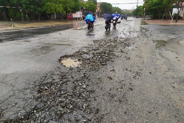 "Hết hồn" với cạm bẫy giao thông sau mưa lớn