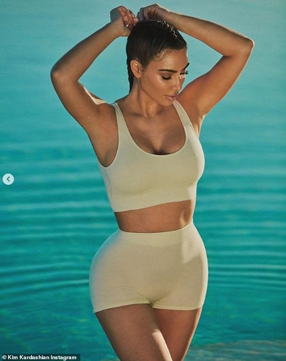 Kim Kardashian lại khoe dáng để quảng cáo quần áo - 3 Kim Kardashian lại khoe dáng để quảng cáo quần áo - 3