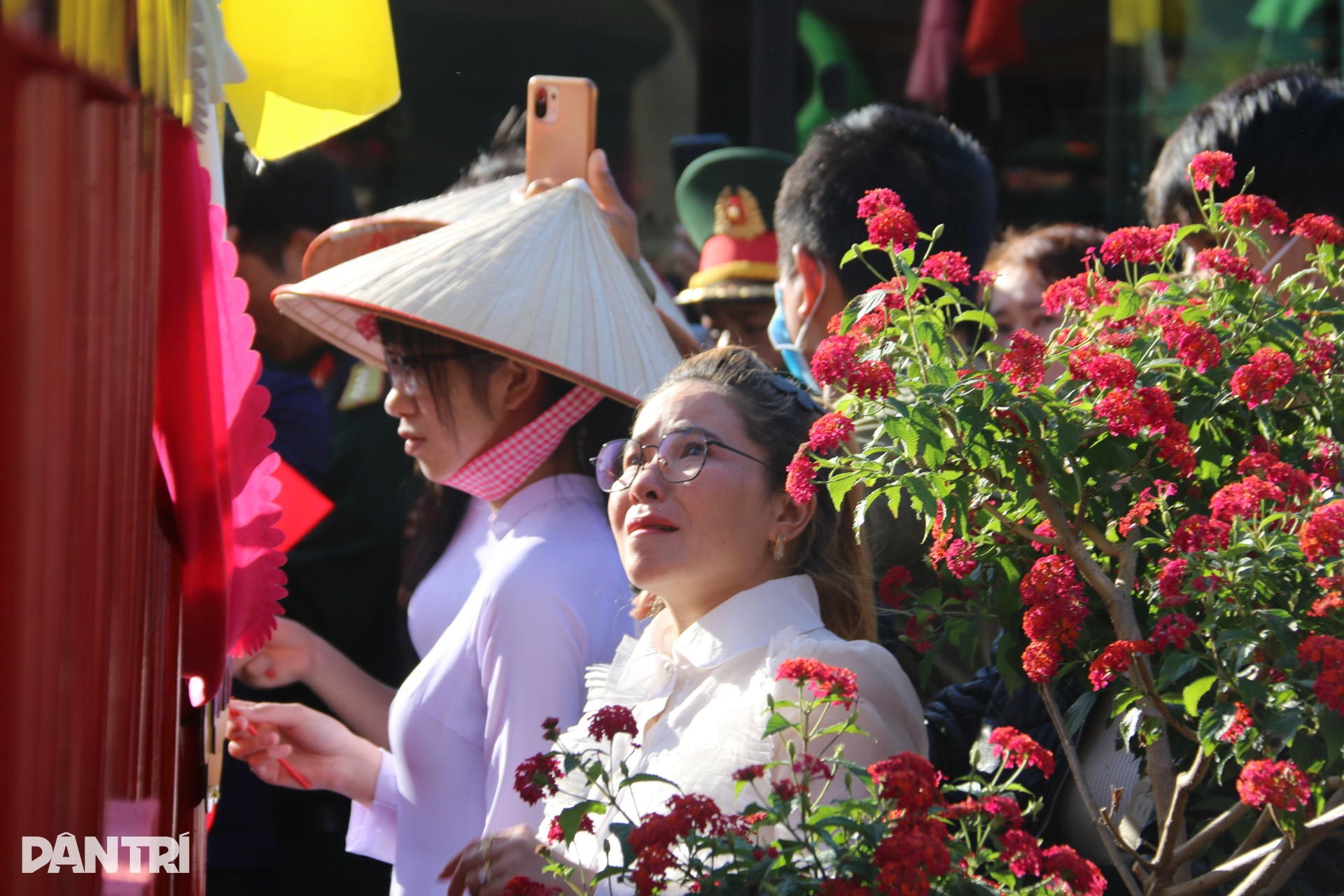 Người nhà chạy theo xe, muốn đưa tân binh đến tận nơi đóng quân - 9