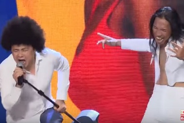 “Táo” Tự Long nhảy disco cuồng loạn khiến khán giả cười ngất