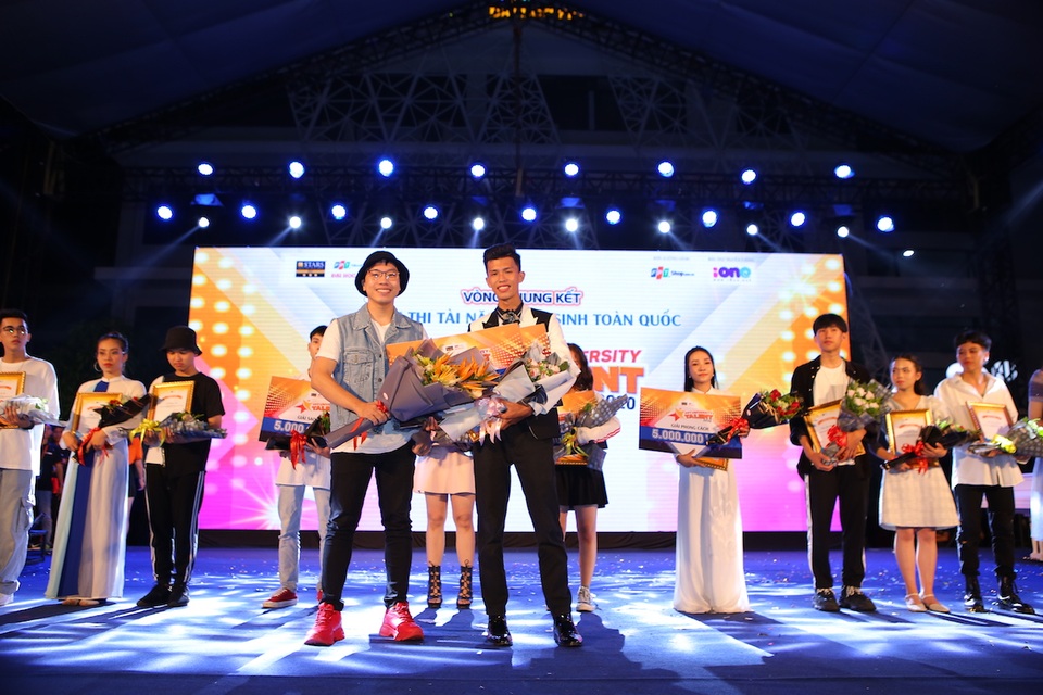 Vừa đàn vừa hát, nam sinh Quảng Bình đăng quang ngôi Quán quân Học bổng Tài năng ĐH FPT - 12