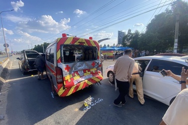 Xe cứu thương biến dạng sau tai nạn liên hoàn ở TPHCM