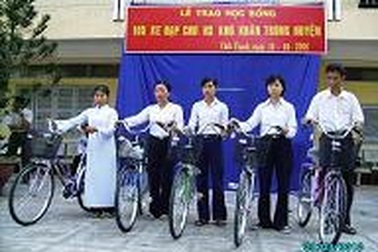 Trao 105 xe đạp cho học sinh nghèo